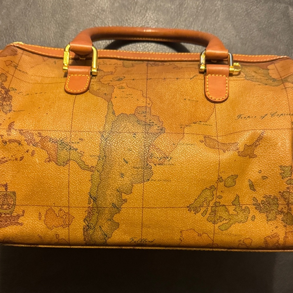 Alviero Martini Vintage Classic Map Design Leather Boston Bag With Luggage Tag - Picture 11 of 11